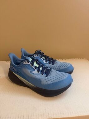 NWOT Altra Experience Flow Running Shoes